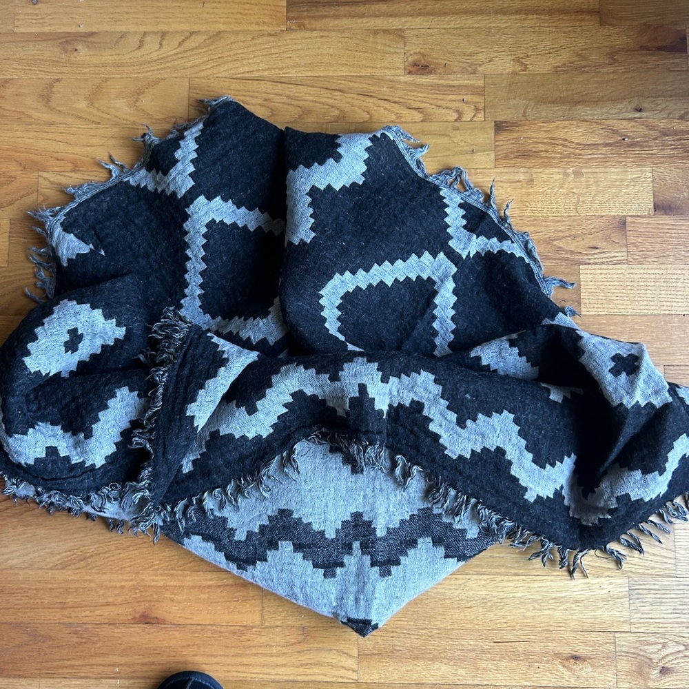 Wilfred Black and Gray Geometric Scarf